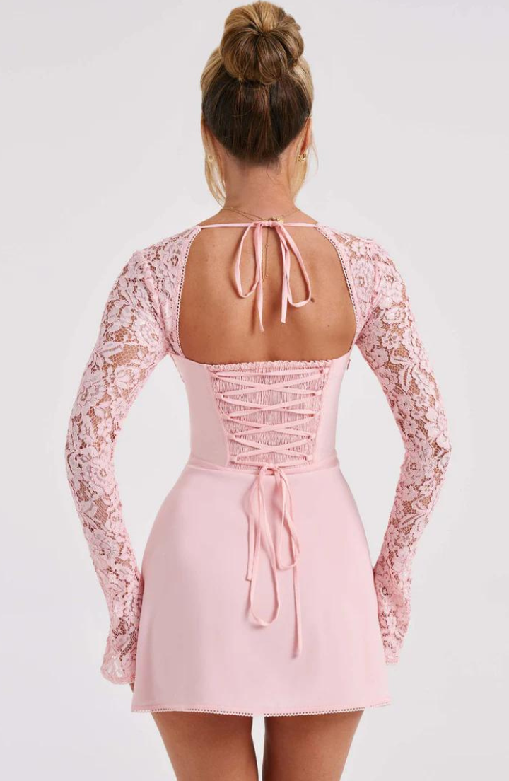Paloma | Snygg och Eleganta Kort Klänning